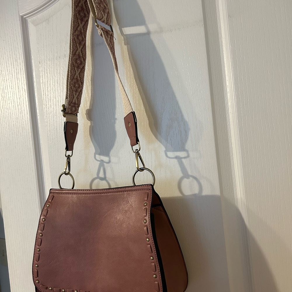 Jen & Co Boho Studded Tassel Crossbody Bag Mauve Vegan Leather Guitar Strap NWT - Picture 4 of 9